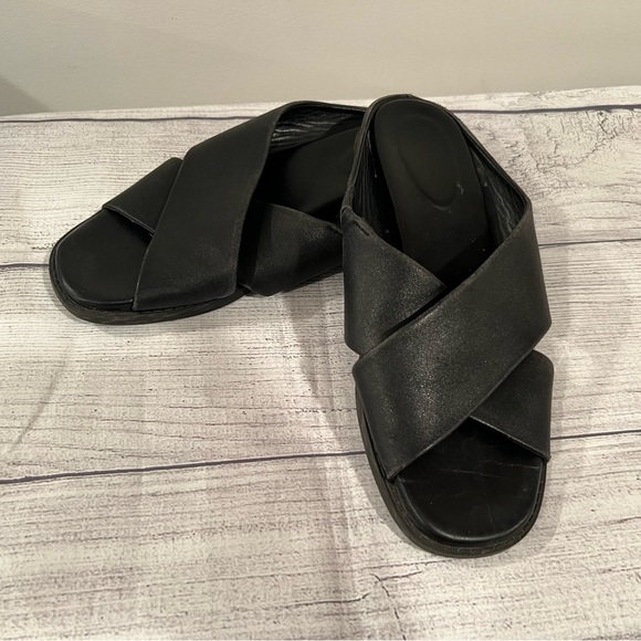 EVOLVE women Chic Black Cross-Strap Sandals/size 6 - Picture 2 of 11